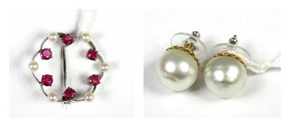 Lot comprenant: - Une paire de boucles d'oreille,...