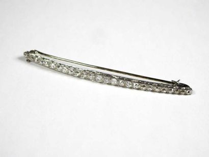 Broche barrette en platine, ornée d'une ligne...