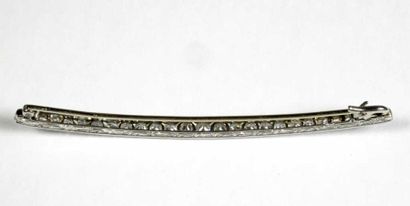 Broche barrette en platine, ornée d'une ligne...