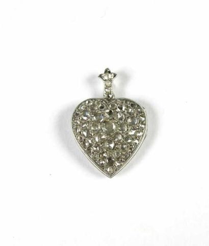 Pendentif coeur en platine formant médaillon...