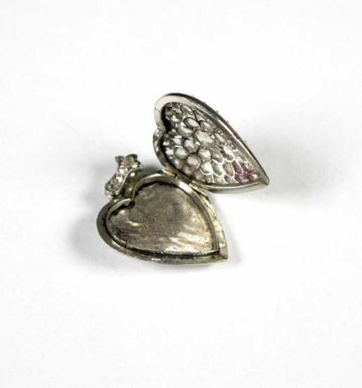 Pendentif coeur en platine formant médaillon...