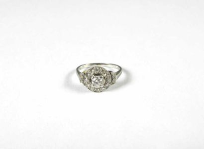 Bague en platine, ornée au centre d'un diamant...