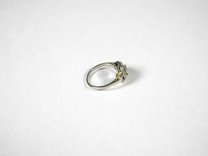 Bague en platine, ornée au centre d'un diamant...