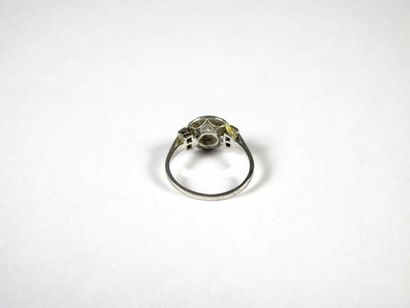 Bague en platine, ornée au centre d'un diamant...