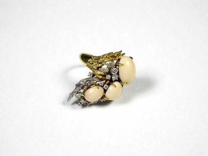 Bague en or 18K de deux tons, à décor mouvementé,...