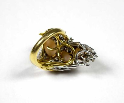 Bague en or 18K de deux tons, à décor mouvementé,...