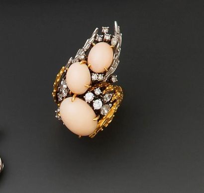 Bague en or 18K de deux tons, à décor mouvementé,...