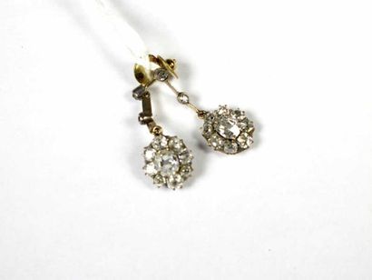 Paire de boucles d'oreille en or jaune 18K,...