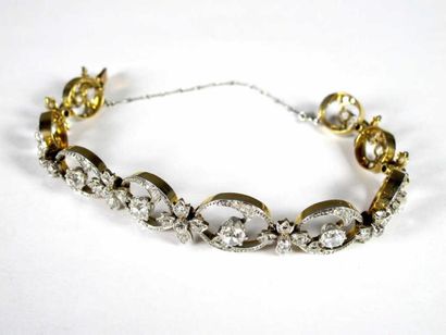 Bracelet articulé en or 18K ajouré, les maillons...