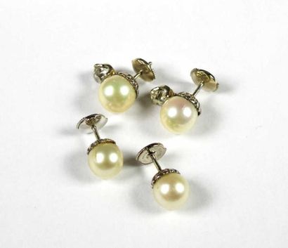 Deux paires de boucles d'oreilles en or gris...