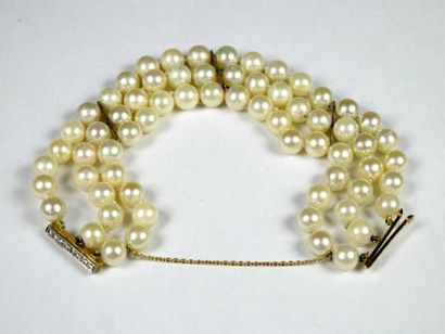 Lot de deux bracelets de perles de culture...