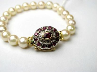 Lot de deux bracelets de perles de culture...