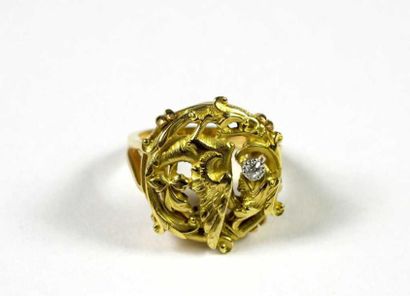 Bague en or jaune 18K ajouré, à décor de...