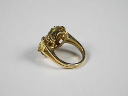 Bague en or jaune 18K ajouré, à décor de...