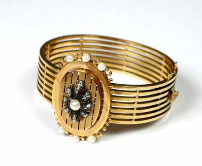 Bracelet rigide ouvrant en or jaune 18K ajouré,...