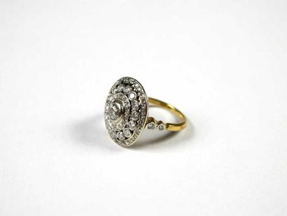 Bague en or 18K, ornée au centre d'un diamant...