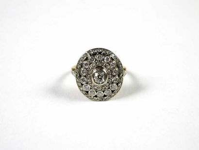 Bague en or 18K, ornée au centre d'un diamant...