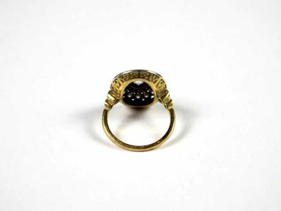 Bague en or 18K, ornée au centre d'un diamant...