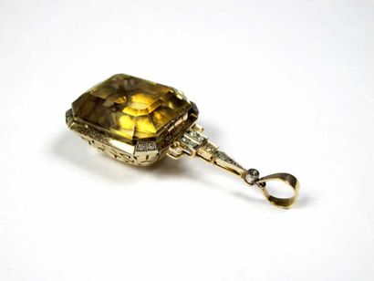 Pendentif en or jaune 18K, orné d'une importante...