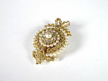 Broche en or jaune 18K, à décor de rubans...