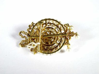Broche en or jaune 18K, à décor de rubans...