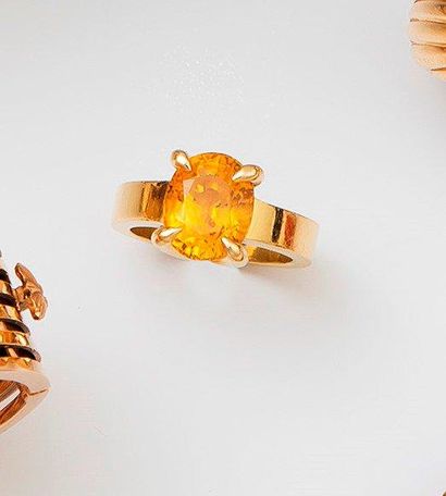Bague en or jaune 18K, sertie d'un saphir...