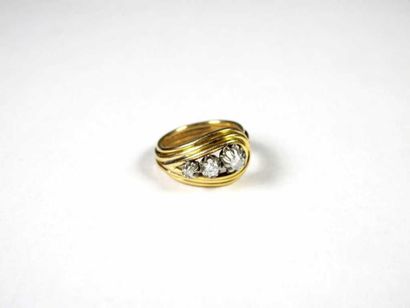 Bague en or jaune 18K, à décor mouvementé,...