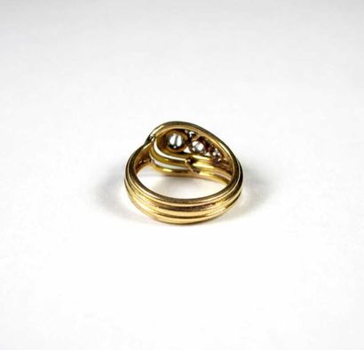Bague en or jaune 18K, à décor mouvementé,...