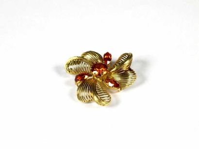 Broche fleur en or jaune 18K ajouré, ornée...