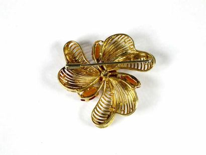 Broche fleur en or jaune 18K ajouré, ornée...
