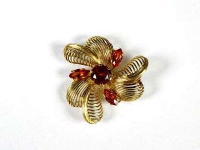 Broche fleur en or jaune 18K ajouré, ornée...