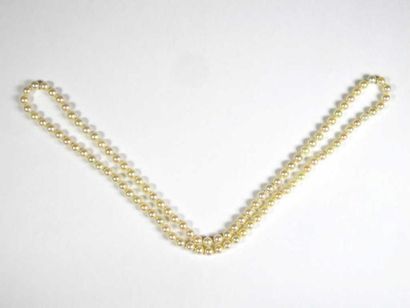 Collier de quatre-vingt dix-neuf perles de...