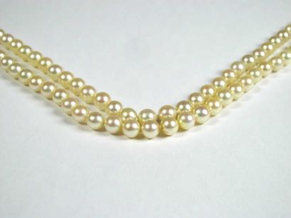 Collier de quatre-vingt dix-neuf perles de...