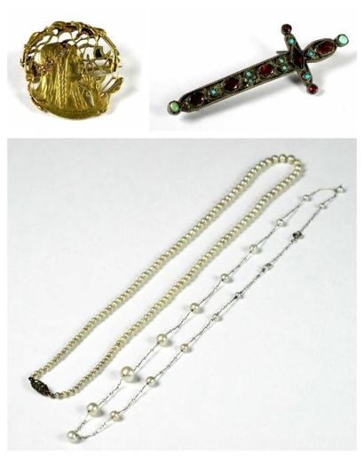 Lot comprenant: - Une broche ronde en or...
