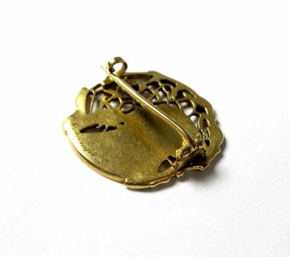 Lot comprenant: - Une broche ronde en or...