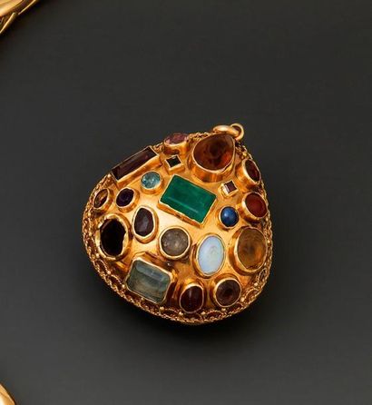 Important pendentif en or jaune 18K de forme...