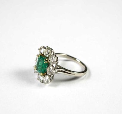 Bague en or gris 18K, ornée au centre d'une...