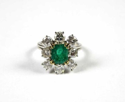 Bague en or gris 18K, ornée au centre d'une...