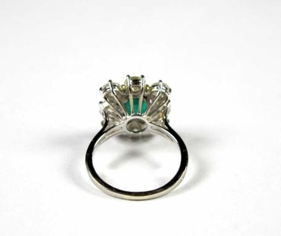 Bague en or gris 18K, ornée au centre d'une...
