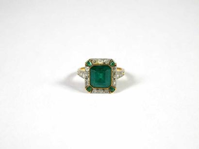 Bague en or jaune 18K, ornée au centre d'une...