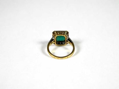 Bague en or jaune 18K, ornée au centre d'une...