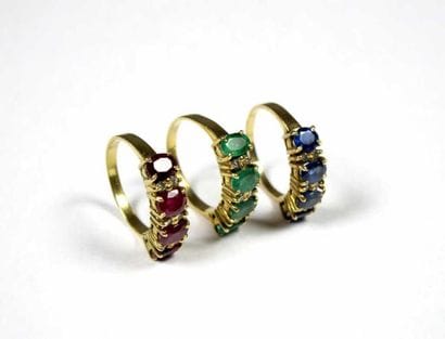 Lot comprenant trois bagues en or jaune 18K,...