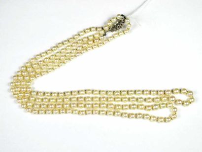 Collier deux rangs de quatre-vingt-cinq et...