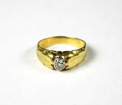Bague en or jaune 18K et platine gravé de...