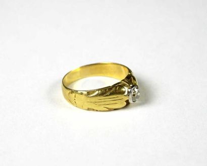 Bague en or jaune 18K et platine gravé de...