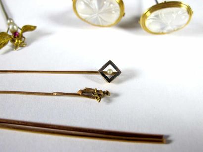 Lot en or 18K et métal, comprenant: - Quatre...