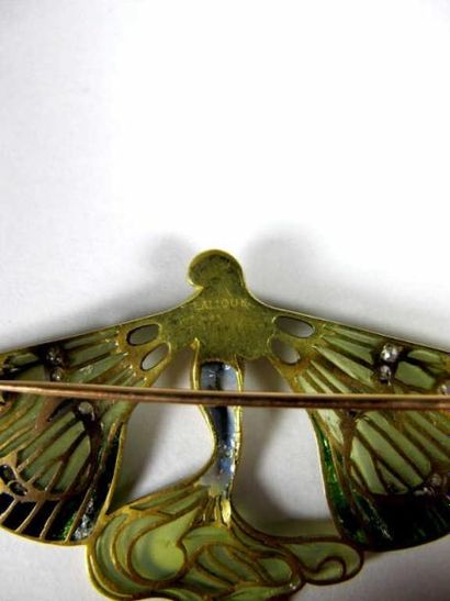LALIQUE
Broche en or jaune 18K figurant une...
