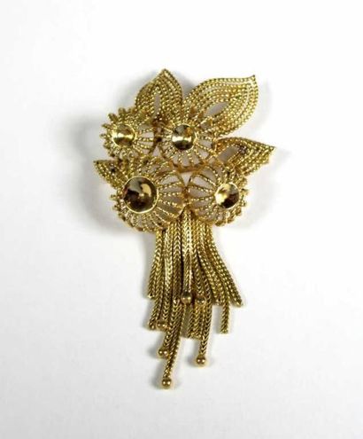Broche fleur en or jaune 18K ajouré, retenant...