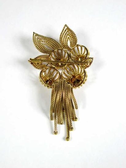 Broche fleur en or jaune 18K ajouré, retenant...