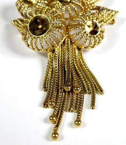 Broche fleur en or jaune 18K ajouré, retenant...